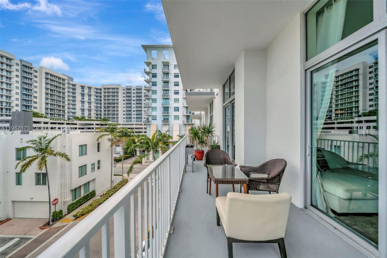 2100 Van Buren St , Unit 421, Hollywood, FL 33020 Photo