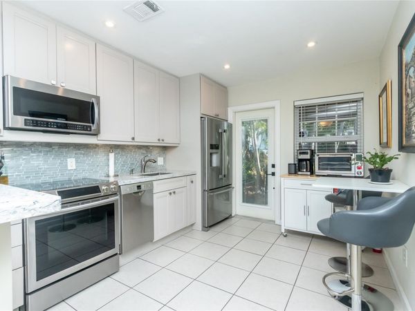 704 NE 14th Pl, Fort Lauderdale, FL 33304