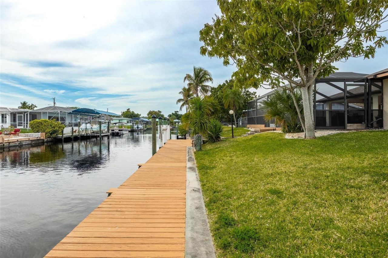 1719 W Bluewater Terrace, North Fort Myers, FL 33903 Photo