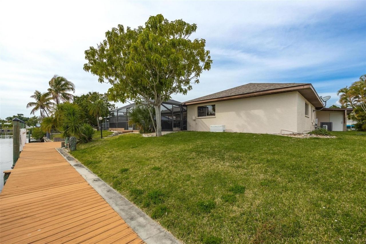 1719 W Bluewater Terrace, North Fort Myers, FL 33903 Photo