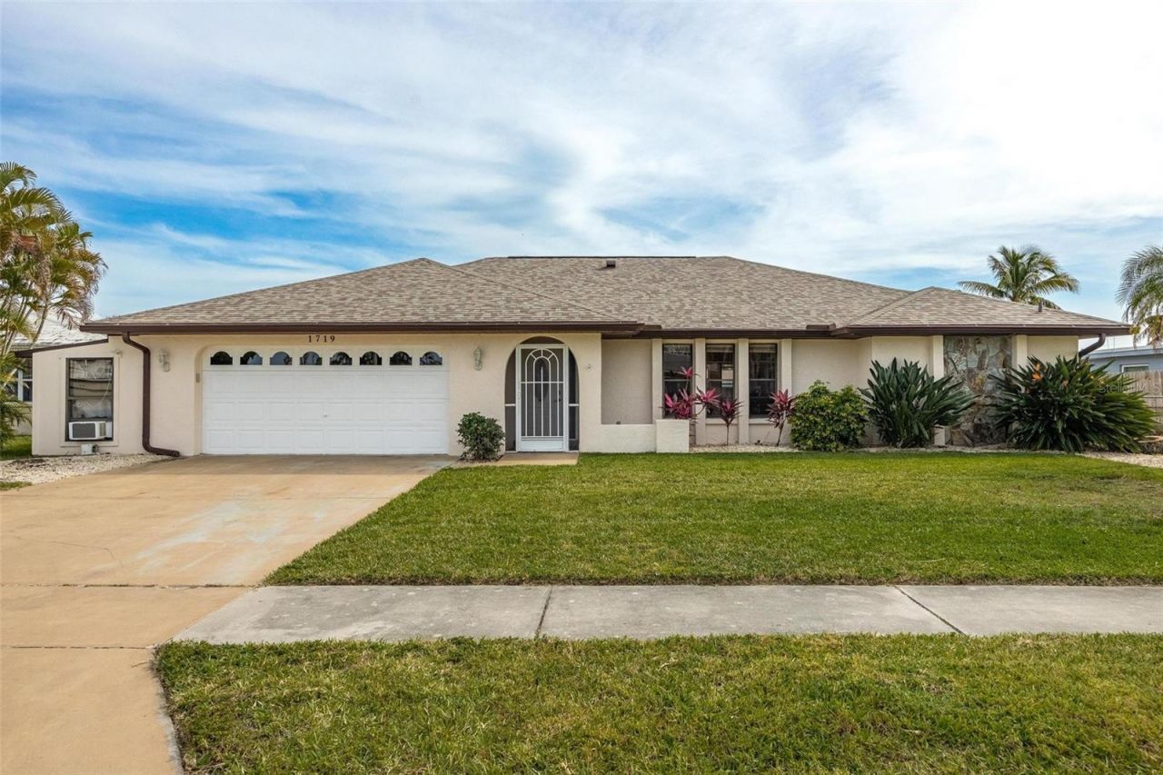 1719 W Bluewater Terrace, North Fort Myers, FL 33903 Photo