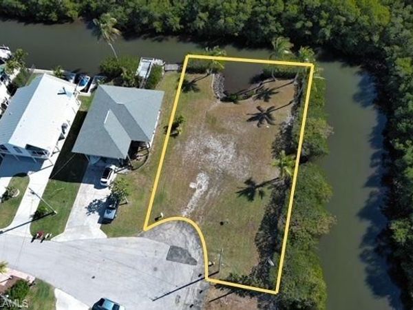 1276 Grand Canal DR, NAPLES, FL 34110