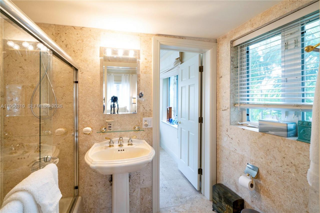 6465 Pinetree Drive Cir, Miami Beach, FL 33141 Photo