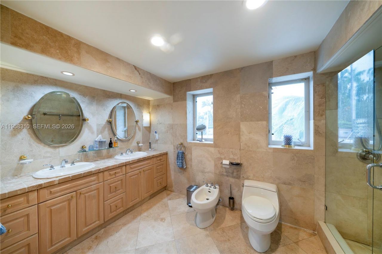 6465 Pinetree Drive Cir, Miami Beach, FL 33141 Photo