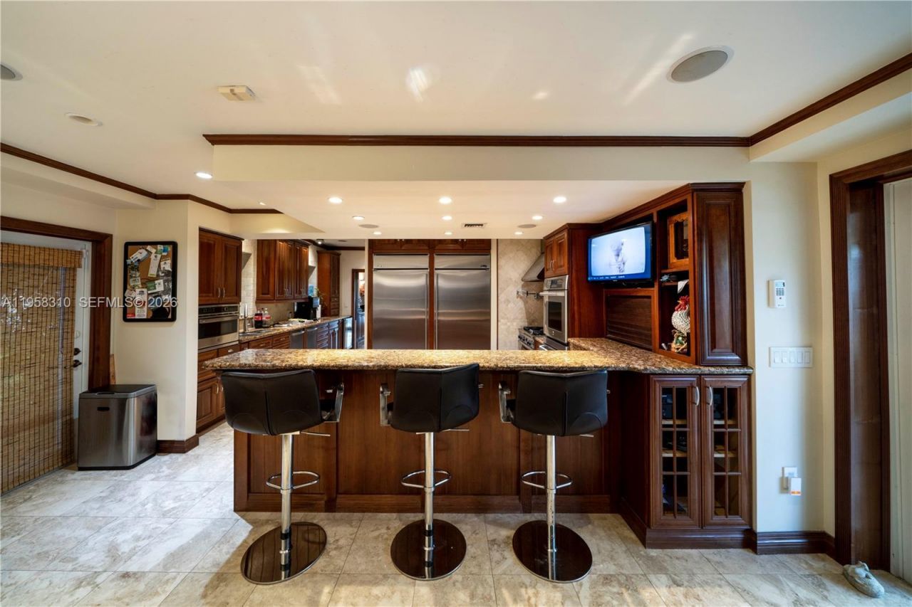 6465 Pinetree Drive Cir, Miami Beach, FL 33141 Photo