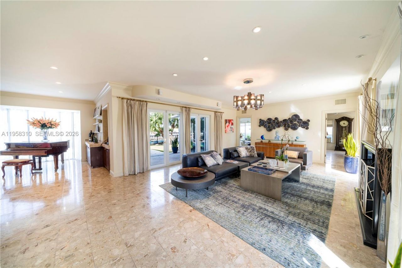 6465 Pinetree Drive Cir, Miami Beach, FL 33141 Photo