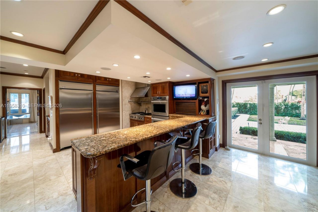 6465 Pinetree Drive Cir, Miami Beach, FL 33141 Photo