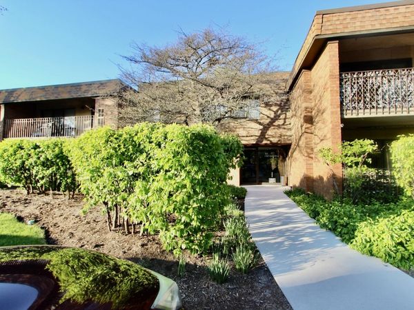 10 Old Oak Drive, Unit 103, Buffalo Grove, IL 60089