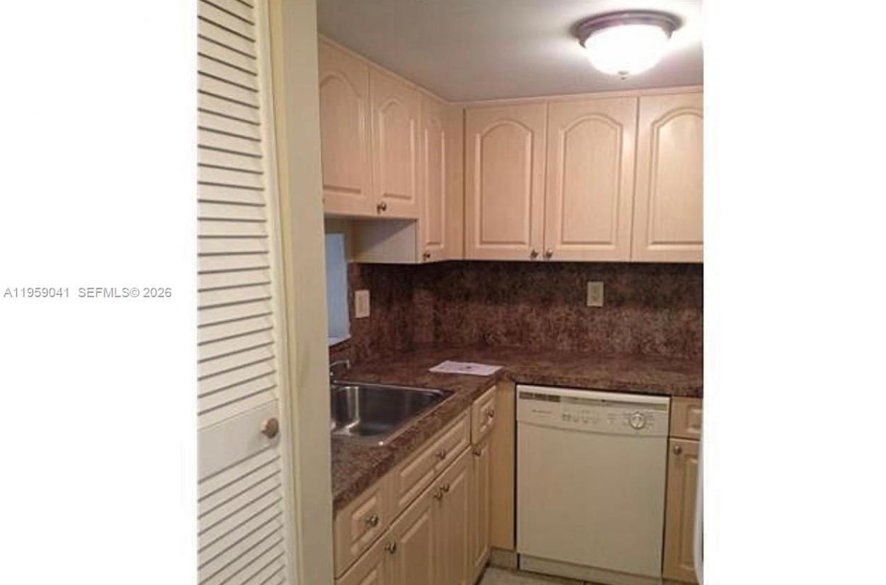 9688 Fontainebleau Blvd, Unit 102, Miami, FL 33172 Photo