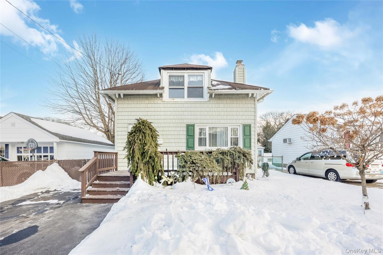 32 Sunset Avenue, Farmingdale, NY 11735 Main Photo