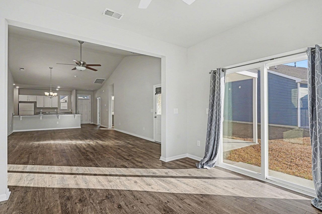 863 Spindel Dr. Photo 6