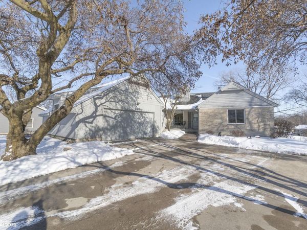 11 Knollwood Court, Mason City, IA 50401