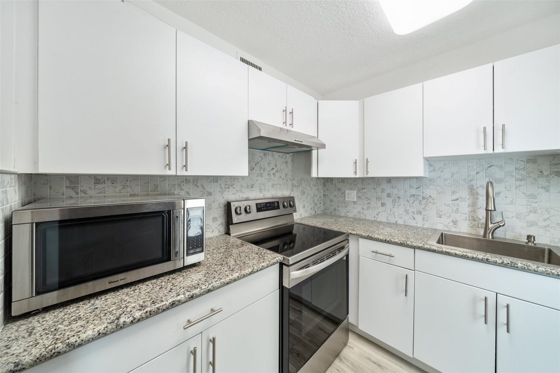 2555 NE 11th Street, Unit 606, Fort Lauderdale, FL 33304 Photo