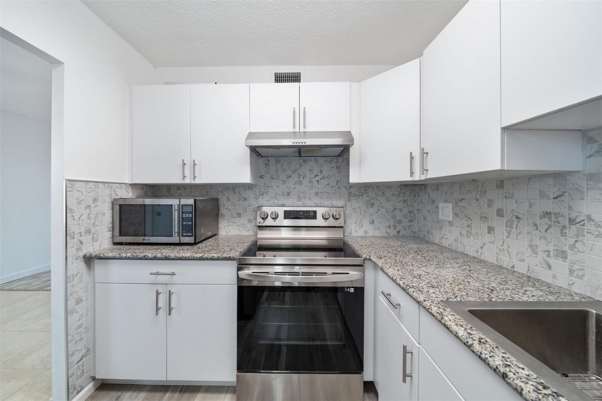 2555 NE 11th Street, Unit 606, Fort Lauderdale, FL 33304 Photo