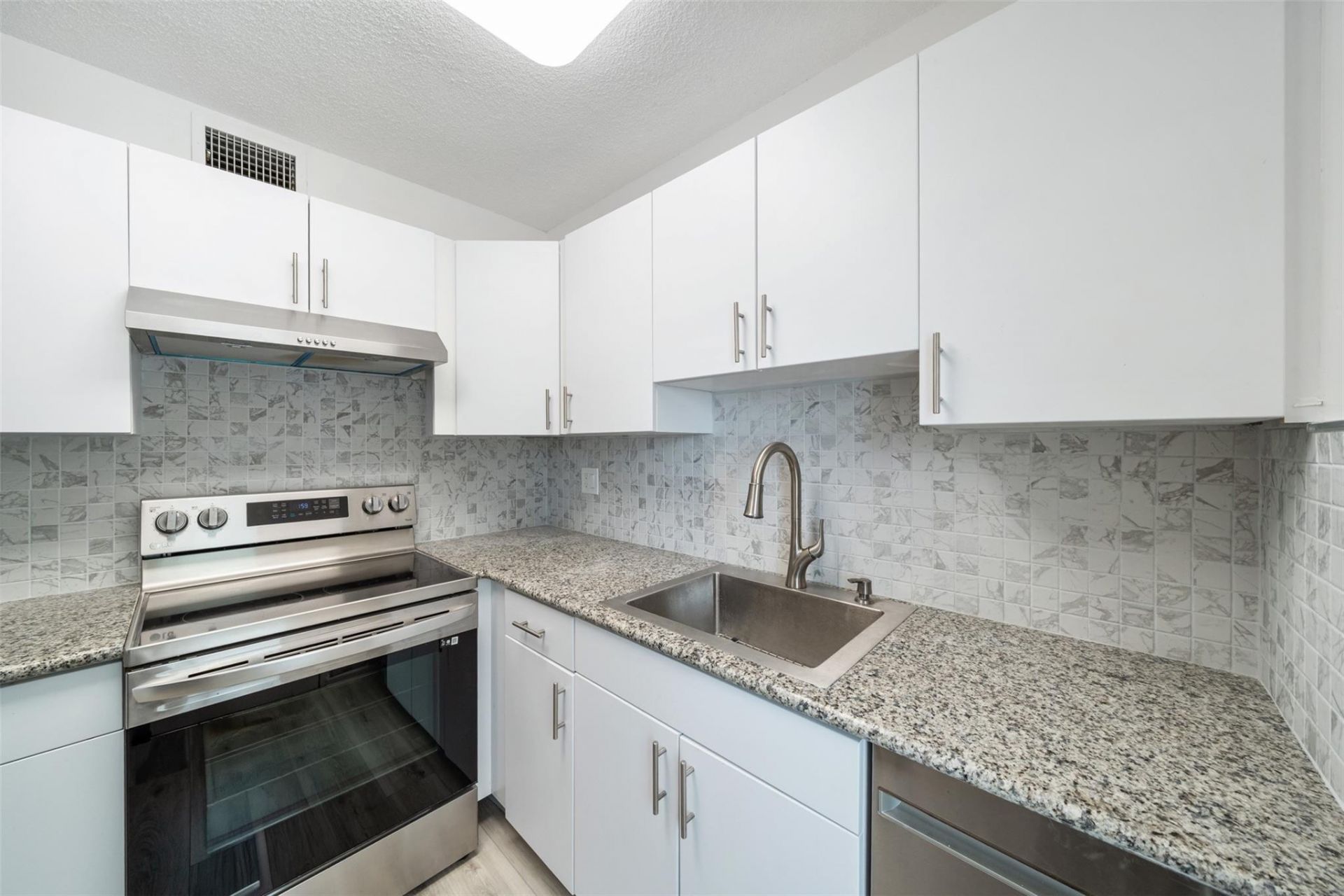 2555 NE 11th Street, Unit 606, Fort Lauderdale, FL 33304 Photo