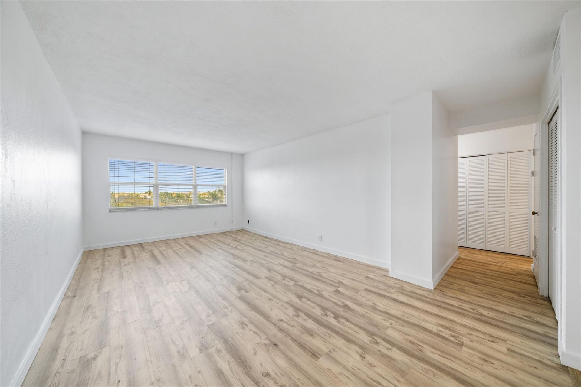 2555 NE 11th Street, Unit 606, Fort Lauderdale, FL 33304 Photo