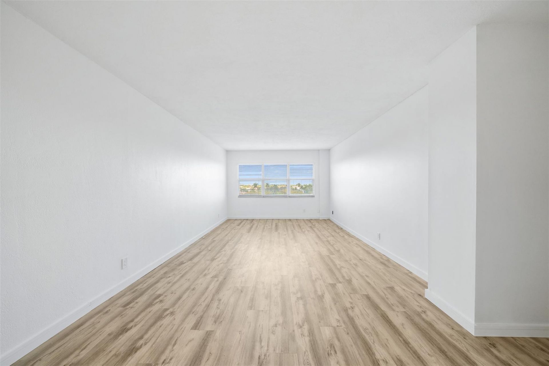 2555 NE 11th Street, Unit 606, Fort Lauderdale, FL 33304 Photo