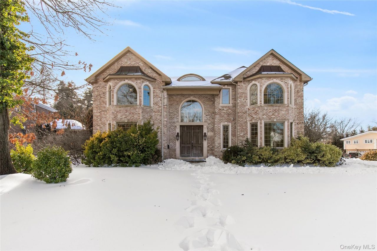 12 Knollwood Road, Roslyn, NY 11576 Main Photo