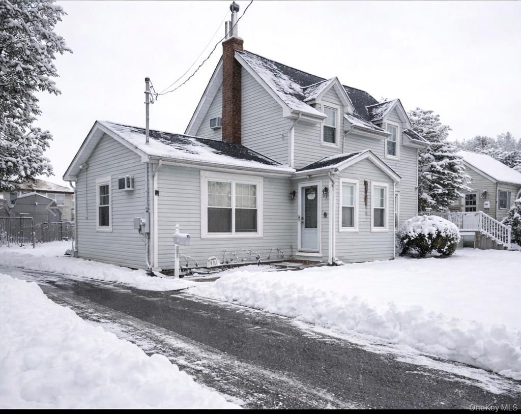 131 E Alhambra Avenue, Lindenhurst, NY 11757 Main Photo