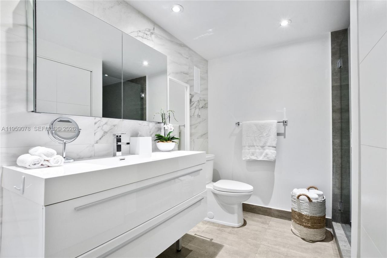 20281 E Country Club Dr , Unit 808, Aventura, FL 33180 Photo