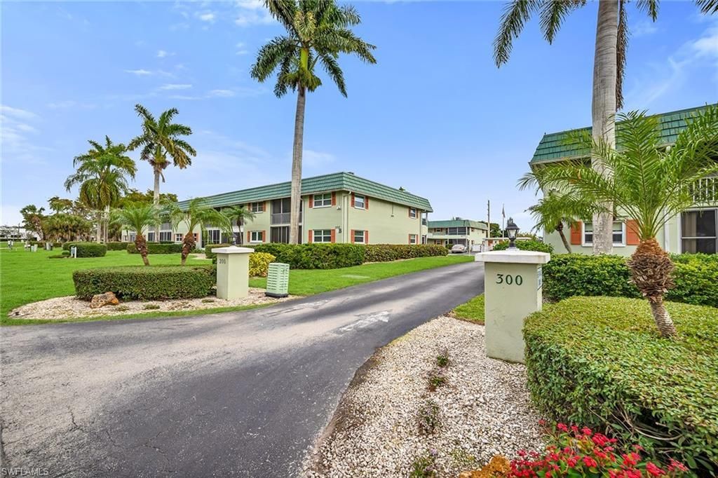 200 Valley Stream Dr, Unit 3B, Naples, FL 34113 Photo