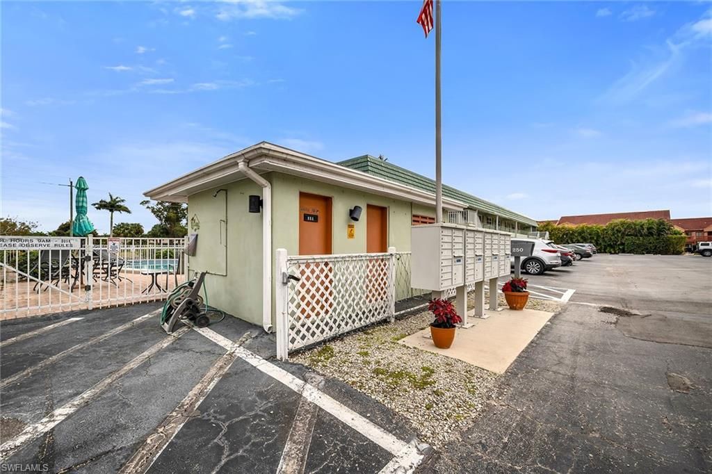 200 Valley Stream Dr, Unit 3B, Naples, FL 34113 Photo