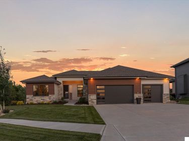 18815 Taylor Circle, Elkhorn, NE 68022