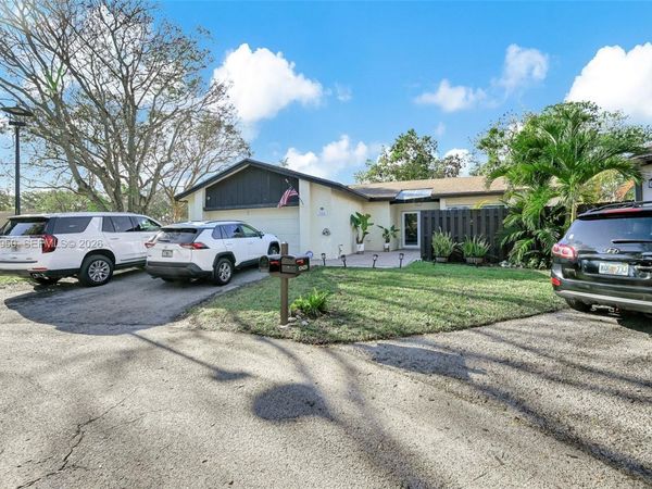 13416 SW 108th St Cir N, Miami, FL 33186