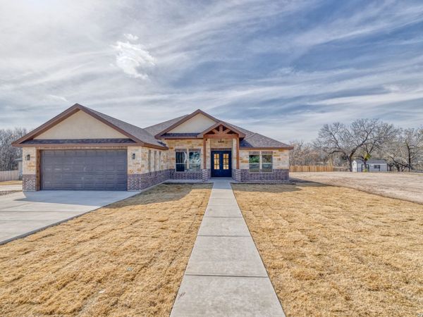 239 Country Club Ln., Uvalde, TX 78801