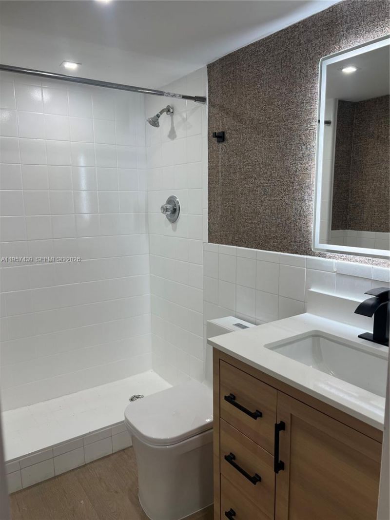 17021 N Bay Rd , Unit 124, Sunny Isles Beach, FL 33160 Photo