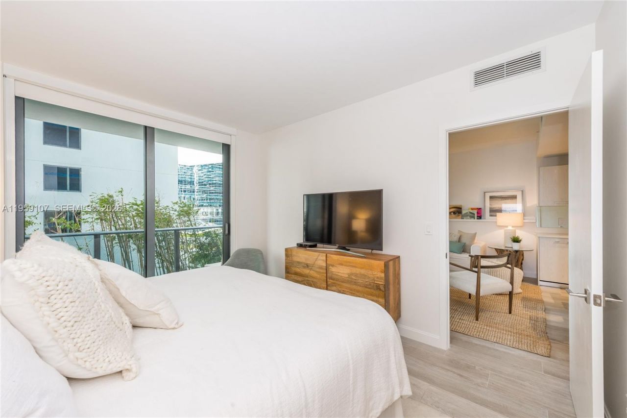 55 SW 9th St, Unit 1010, Miami, FL 33130 Photo