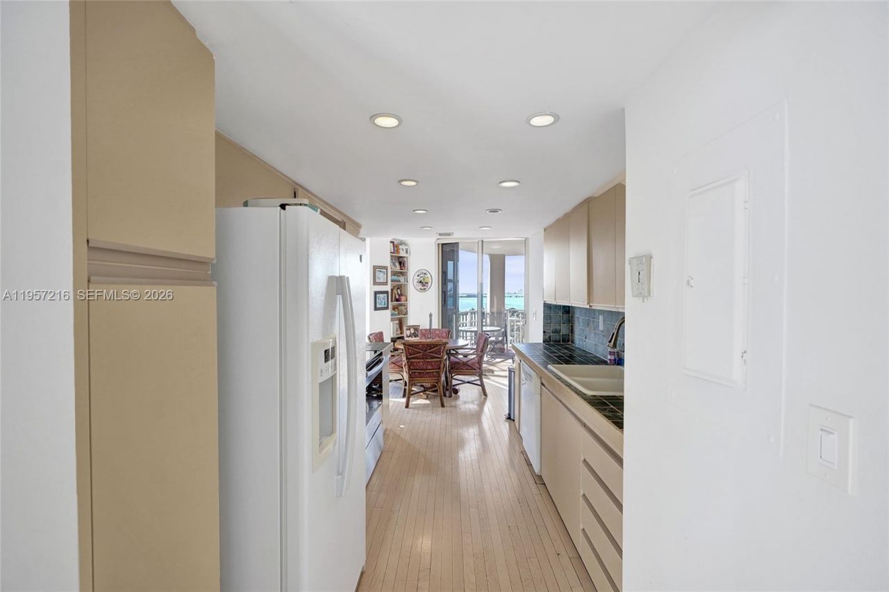 1000 Quayside Ter, Unit 1402, Miami, FL 33138 Photo