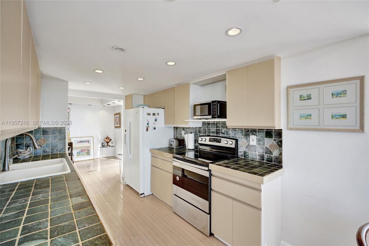 1000 Quayside Ter, Unit 1402, Miami, FL 33138 Photo