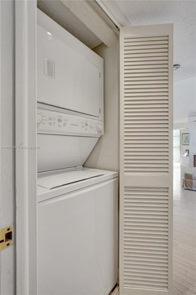 1000 Quayside Ter, Unit 1402, Miami, FL 33138 Photo