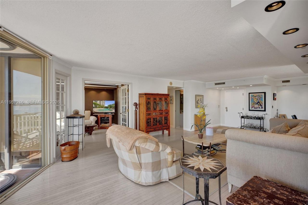 1000 Quayside Ter, Unit 1402, Miami, FL 33138 Photo