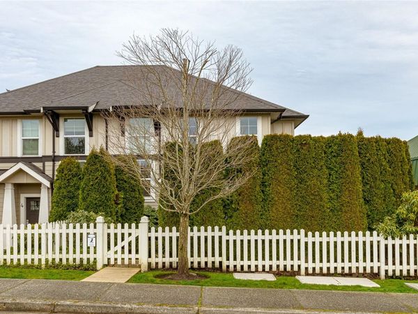 3903 Douglas St , Unit 5, Saanich, BC V8X 5L3