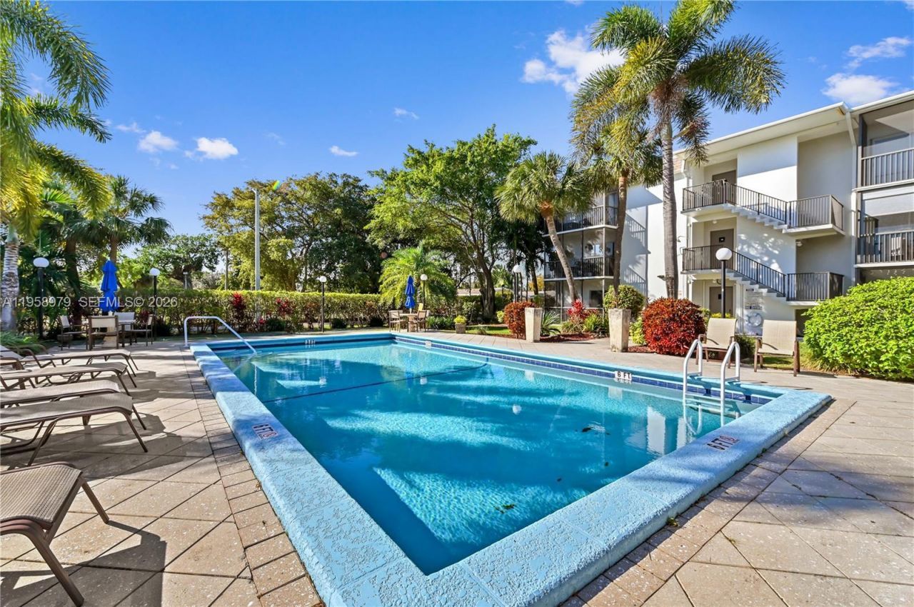 701 NE 1st Ct, Unit 110, Hallandale Beach, FL 33009 Photo