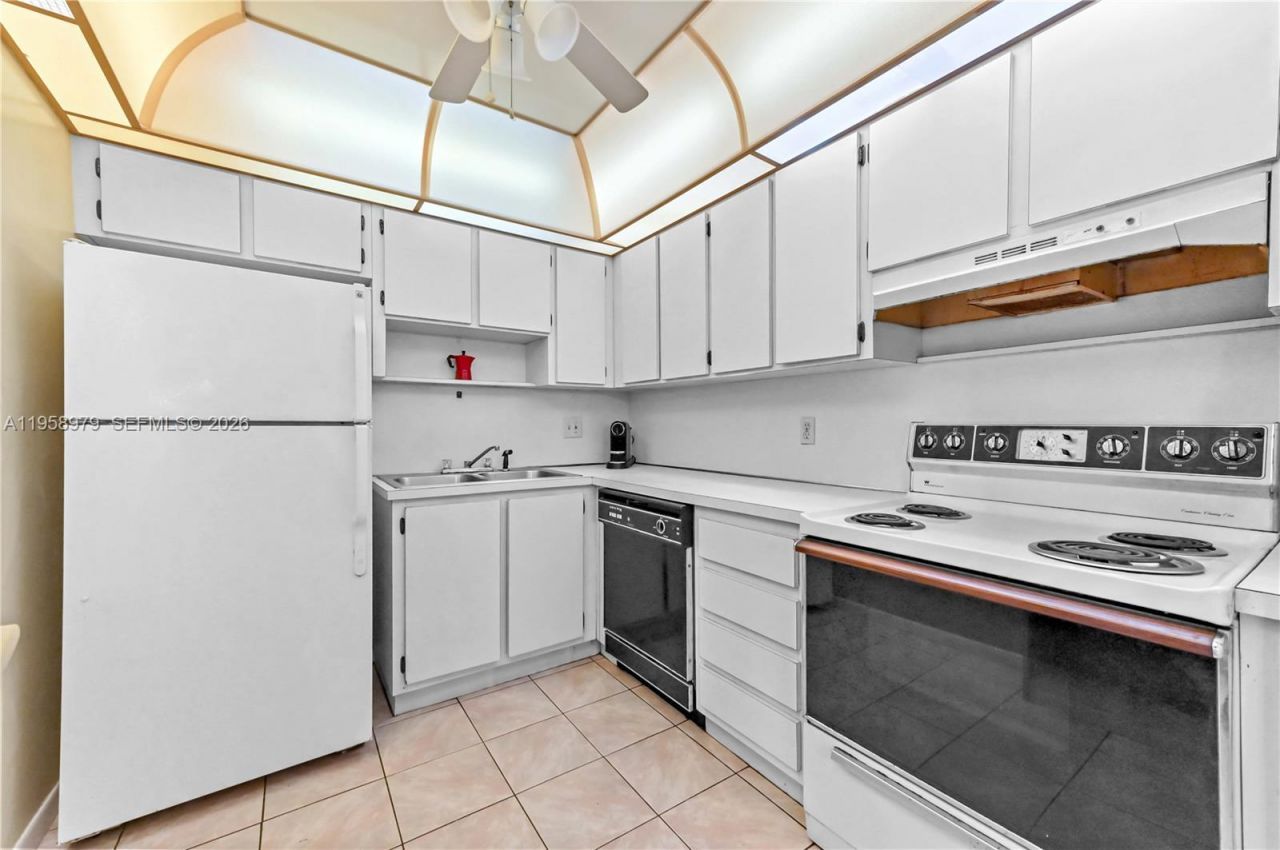 701 NE 1st Ct, Unit 110, Hallandale Beach, FL 33009 Photo