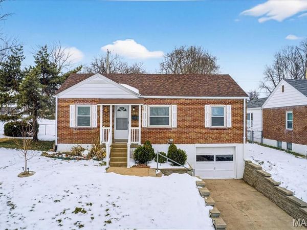 9821 Zenith Drive, St Louis, MO 63123