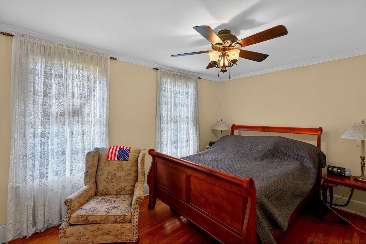 704 Carn Street Photo 10