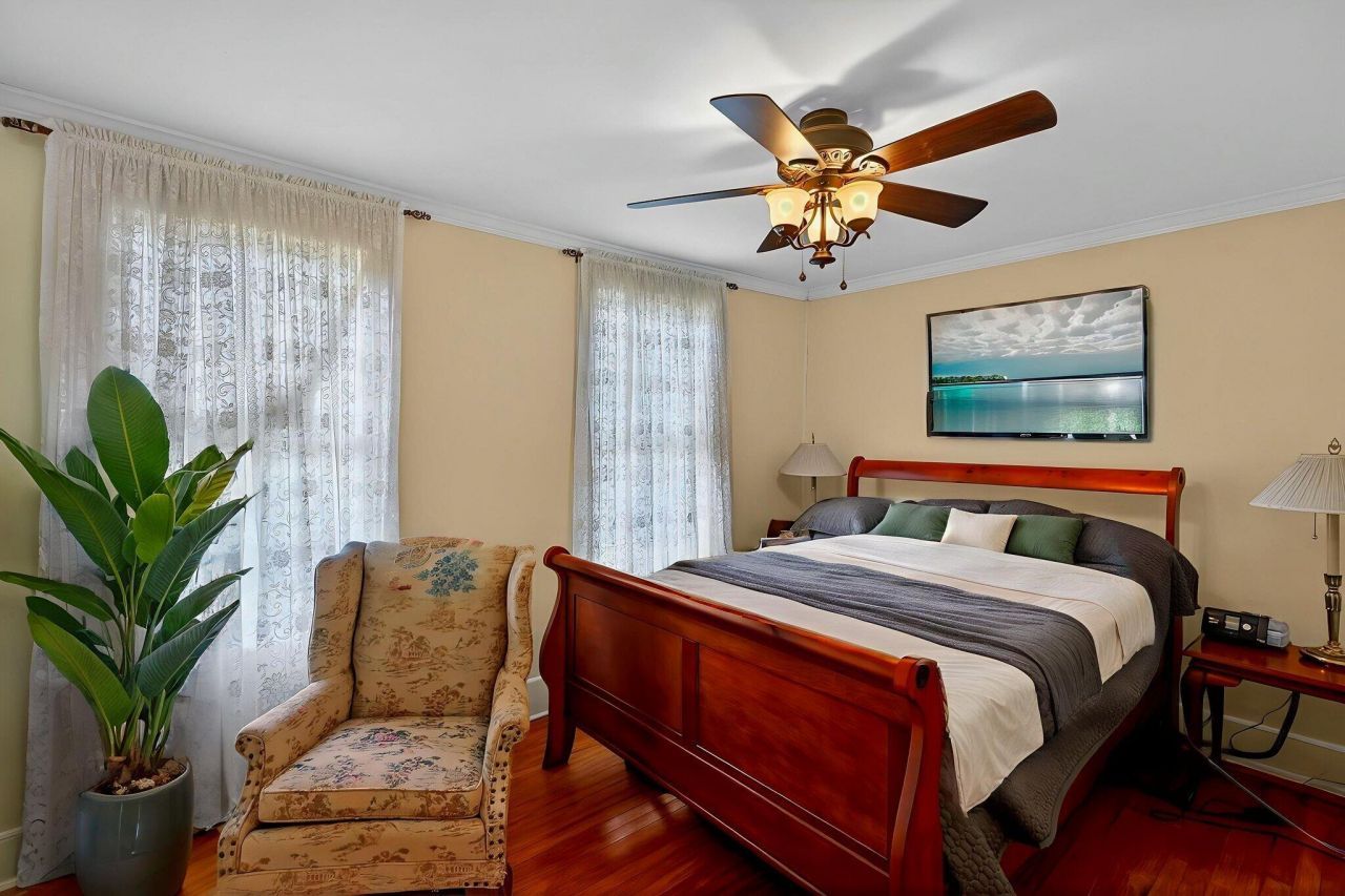 704 Carn Street Photo 12