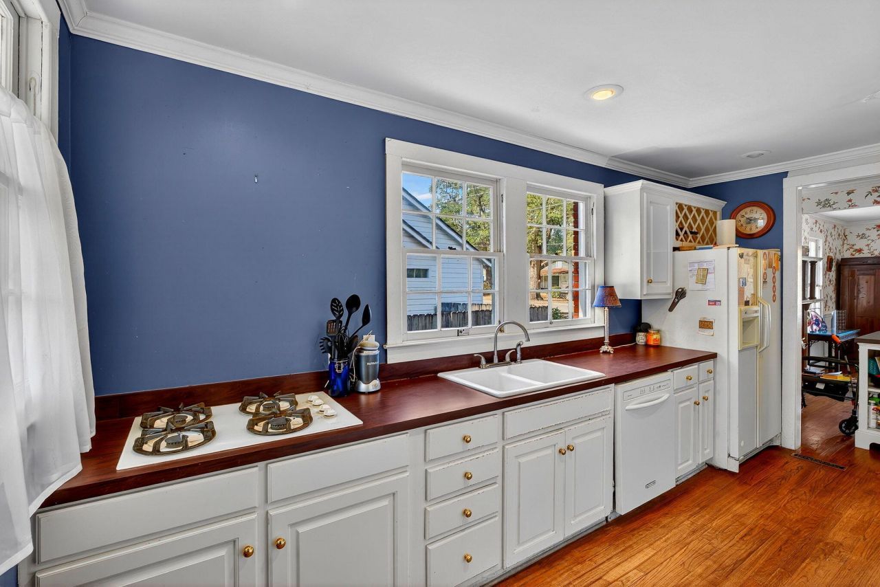 704 Carn Street Photo 16