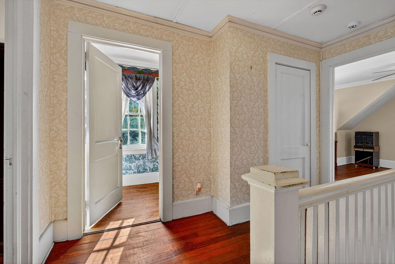 704 Carn Street Photo 23