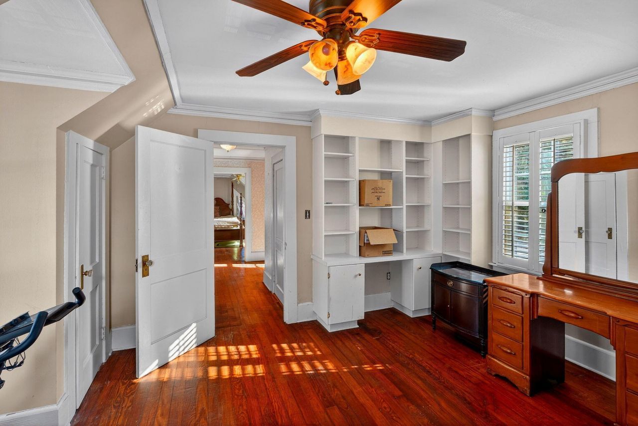 704 Carn Street Photo 24