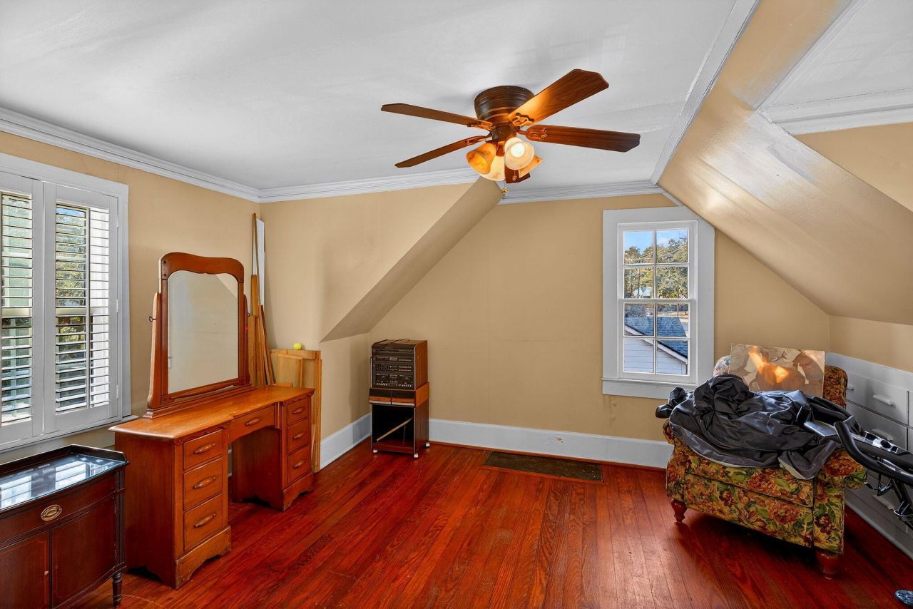 704 Carn Street Photo 25