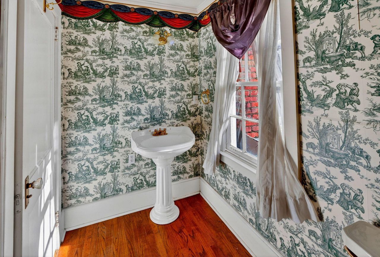 704 Carn Street Photo 29