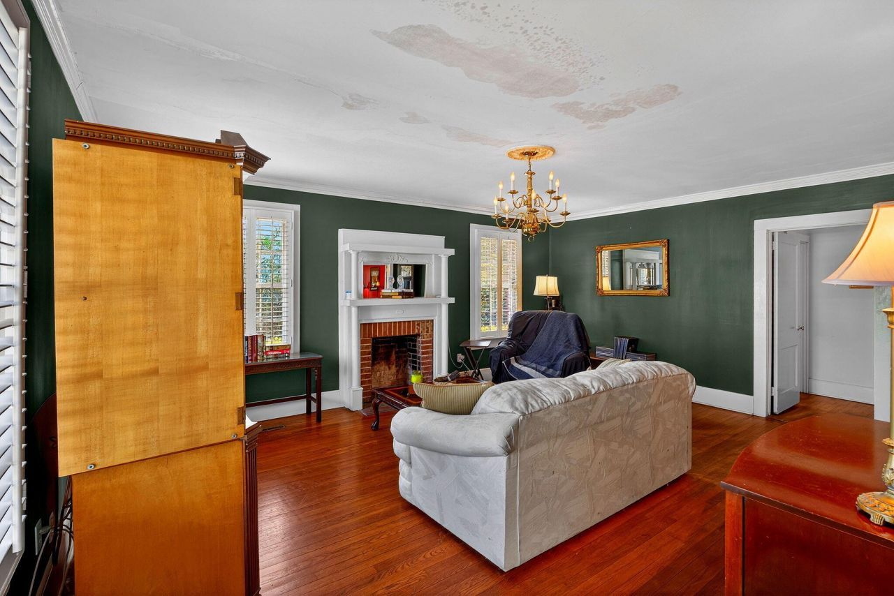 704 Carn Street Photo 4