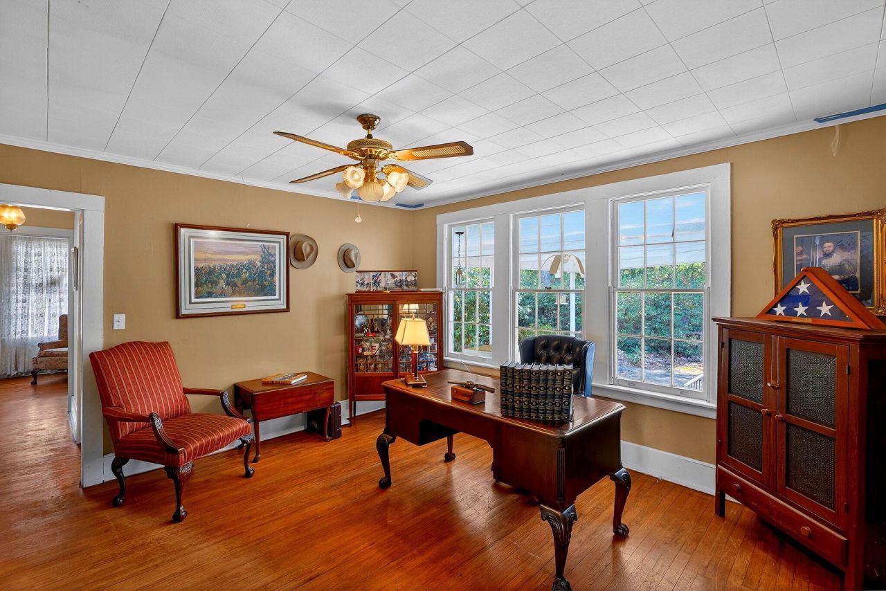 704 Carn Street Photo 6