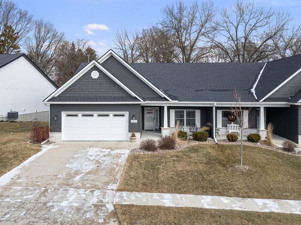 4418 Chestnut Drive, Bettendorf, IA 52772