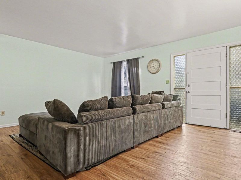 621 Simbury Street , Columbus, OH 43228 Photo 8